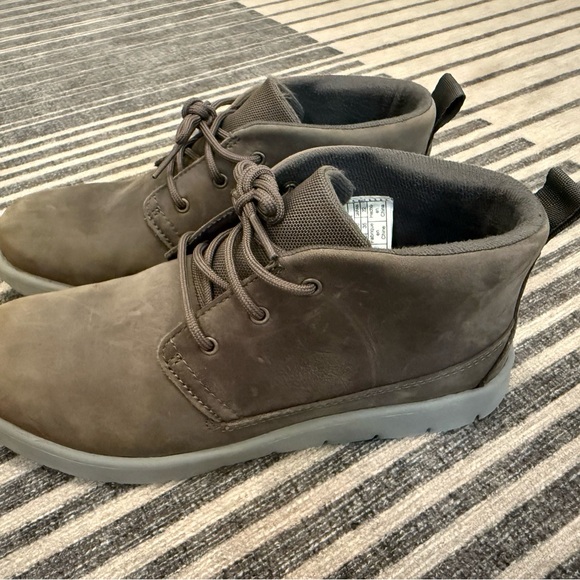 UGG boys Boots size 3 - Picture 1 of 8